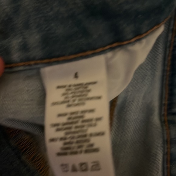 These are aero high rise jean shorts barely worn but has a small stain on thigh - Picture 5 of 5